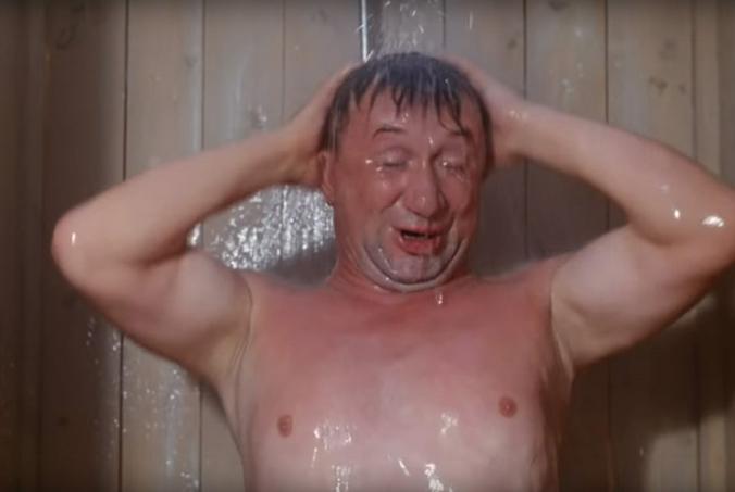 Роспотребнадзор призвал принимать душ не более пяти минут для сохранения водных ресурсов планеты / Free / Кадр из кинофильма «Операция «Ы» и другие приключения Шурика»