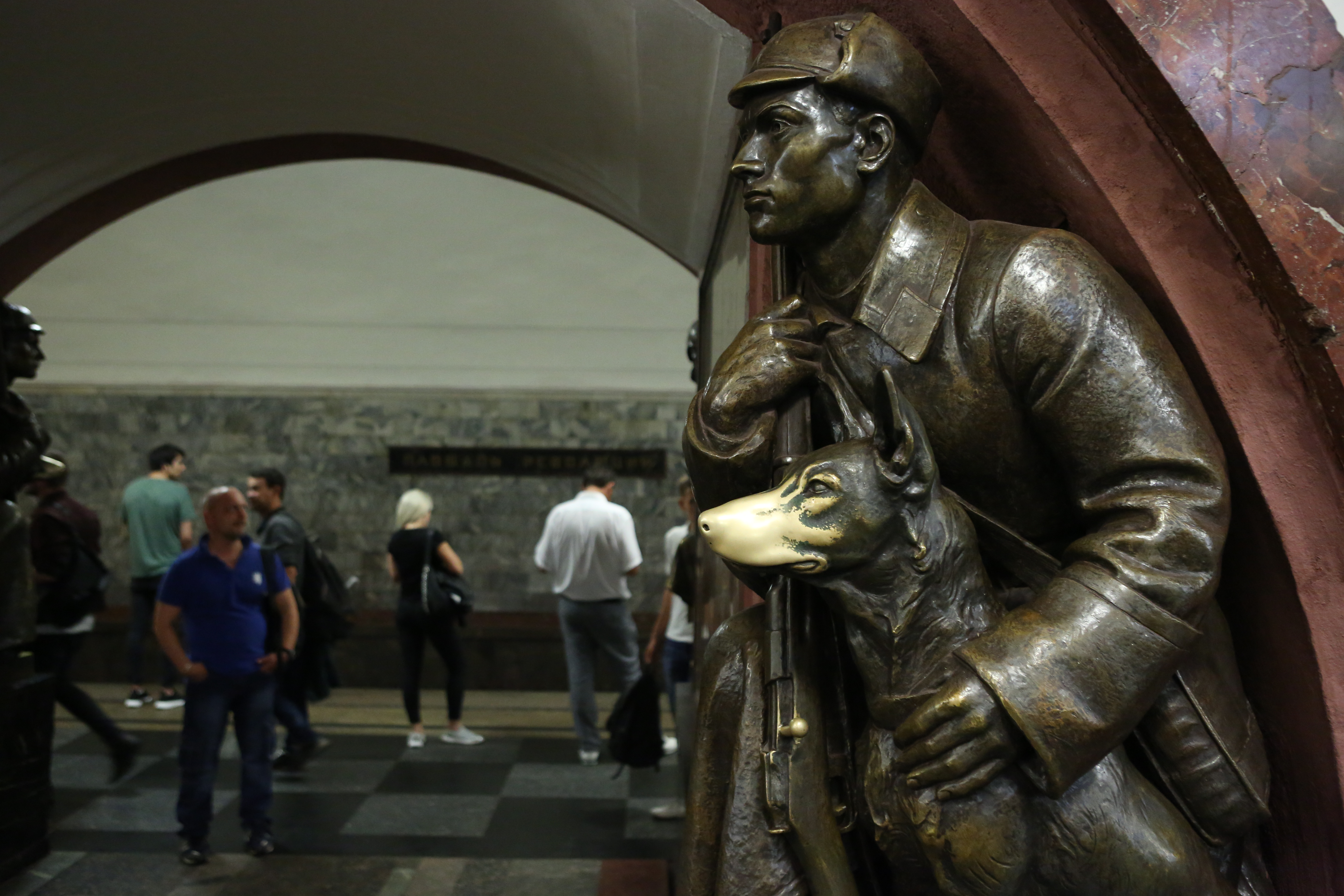 Статуи площадь революции метро Москва