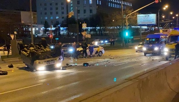 Автомобиль полиции попал в аварию в Москве 