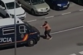 Полуголый испанец напал с мечами на полицию в Мадриде из-за заражения COVID-19  