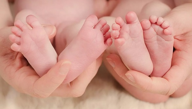 Новорожденных близнецов назвали Ковид и Корона в Индии