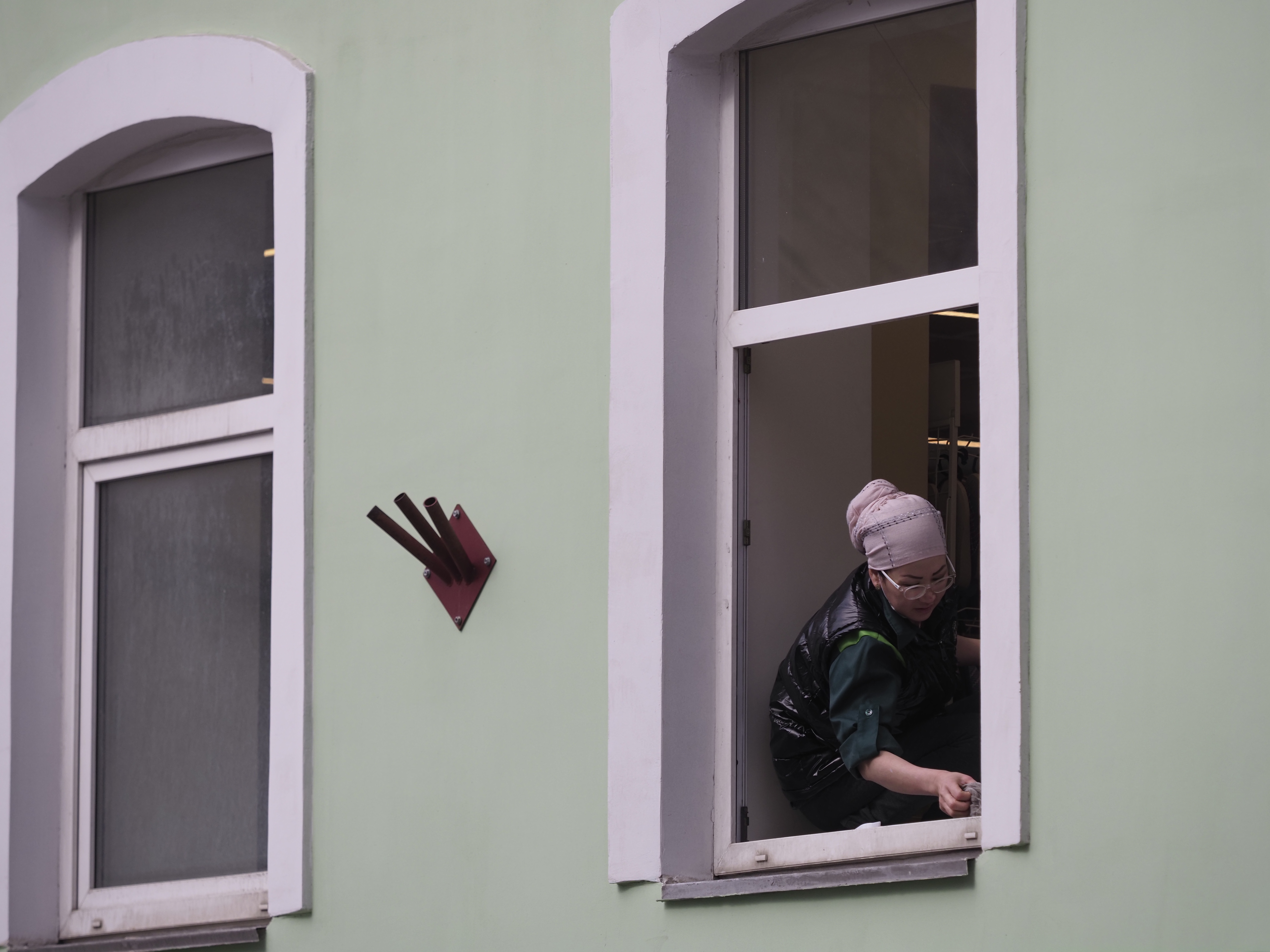 Отчаянная домохозяйка помыла окно без страховки и напугала очевидцев