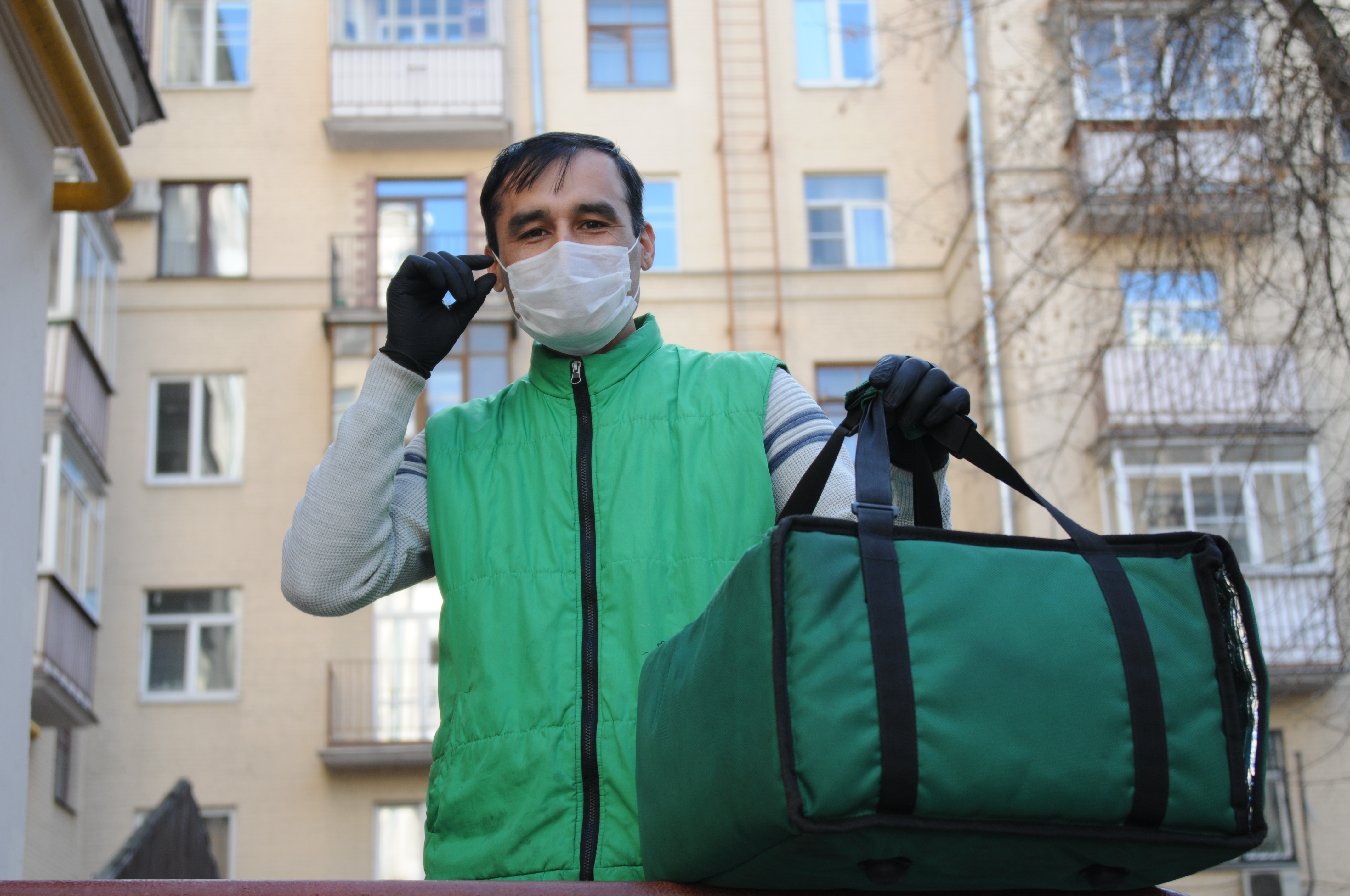  Сумка, маска и перчатки: как московские курьеры работают в период всеобщей самоизоляции