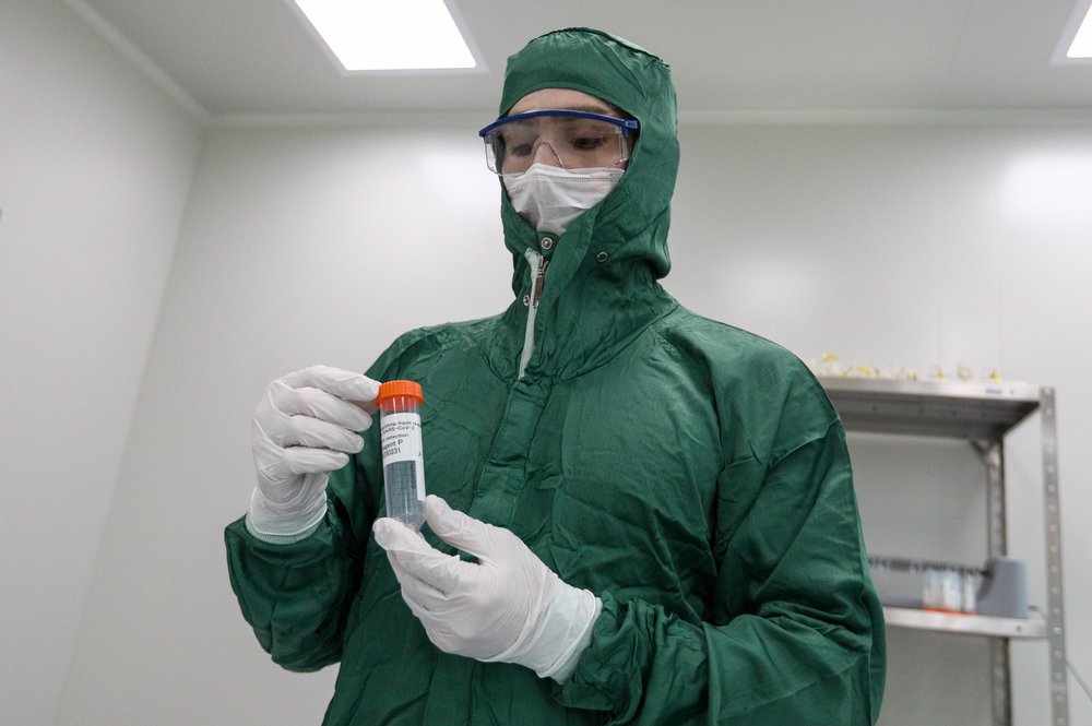 Почти 8 тысяч новых случаев коронавируса зафиксировано в России за сутки
