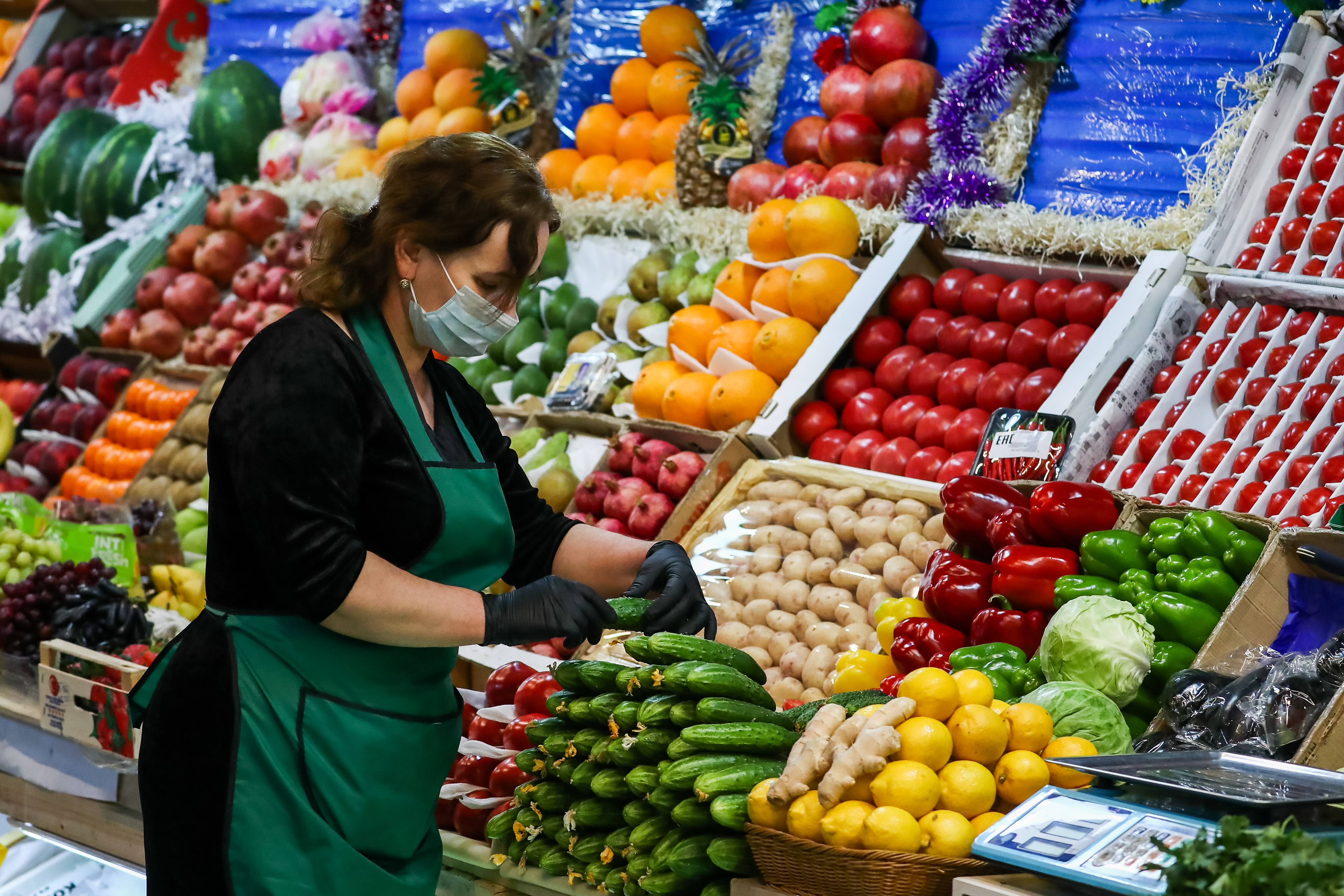 Москва продавец фруктов. Овощи на прилавке. Овощи на рынке. Овощи и фрукты на рынке. Овощной прилавок.