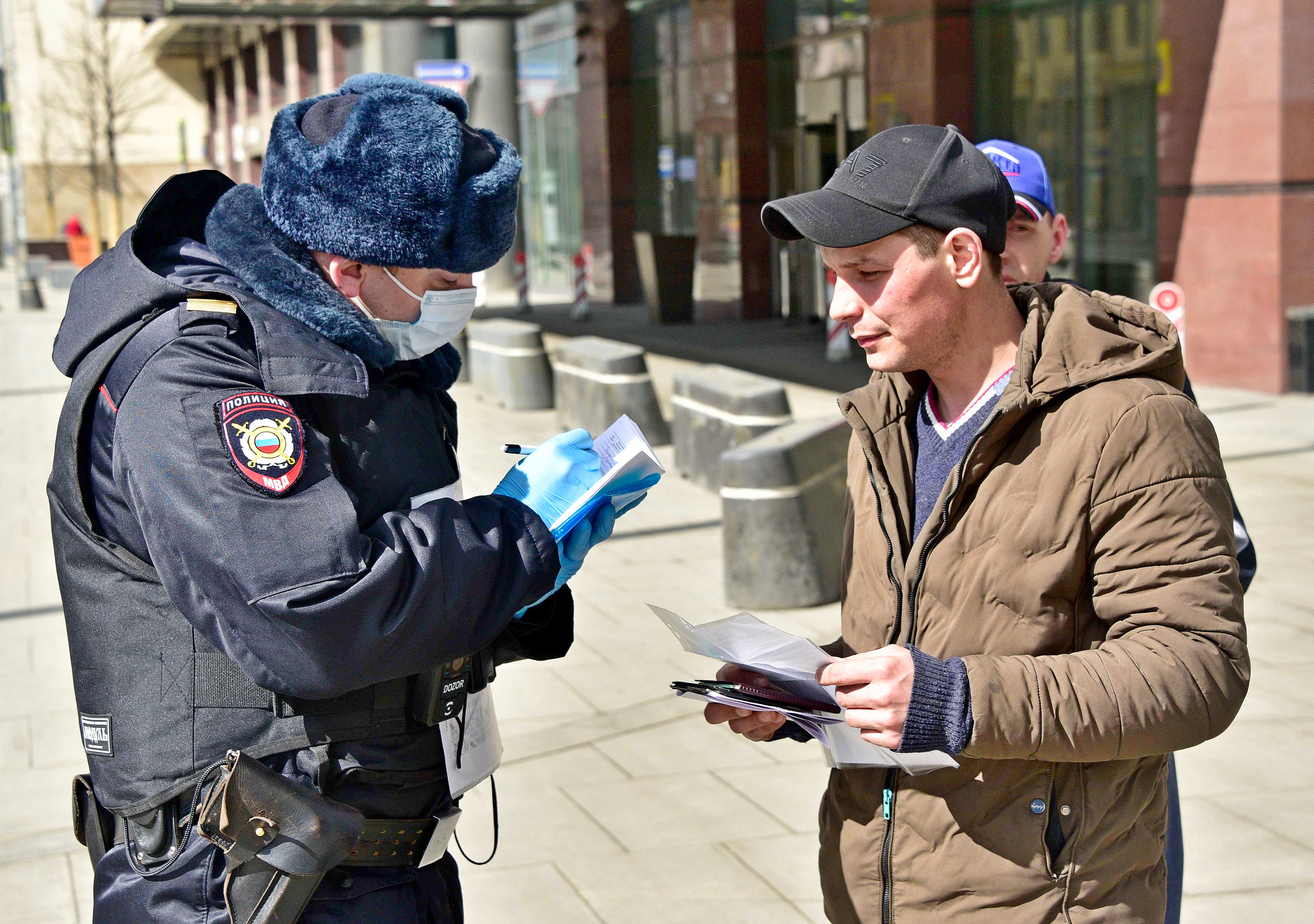 Москва оштрафовано. Полиция проверяет документы. Проверка документов полицией. Документы полицейского. Милиционер проверка документов.