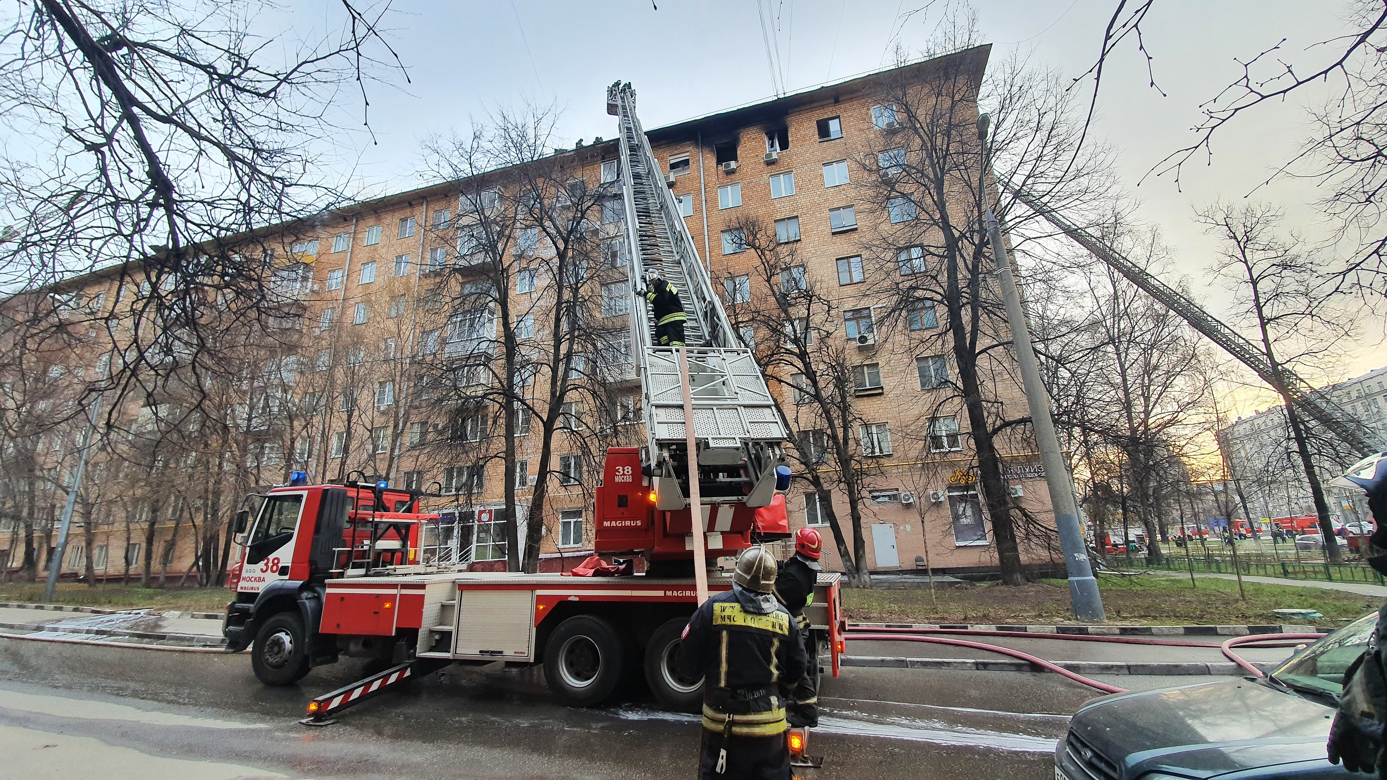 Пожар в москве на ленинском проспекте. Пожар Ленинский проспект 62/1. Пожар на Ленинском проспекте сейчас. Пожар в многоэтажном доме в Москве сейчас. Пожар в Москве сегодня Ленинский проспект.