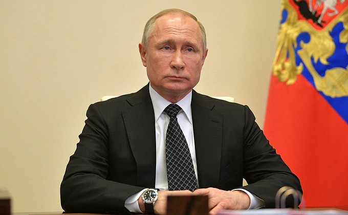 Путин перенес срок отчета чиновников о доходах на 1 августа
