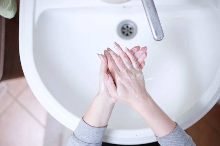 Врач предупредила о рисках из-за частого мытья рук