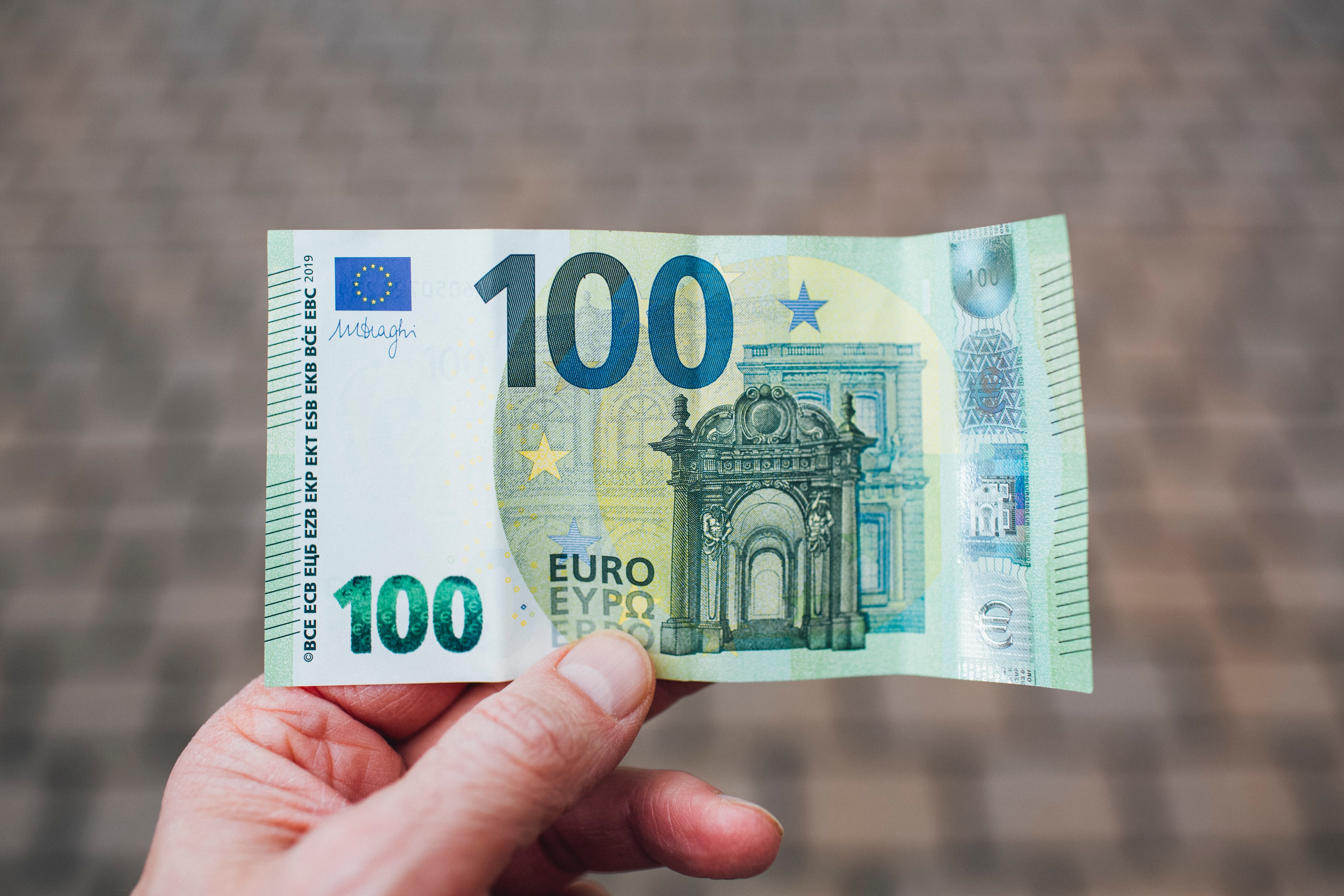 Представитель ЕЦБ: Банкноты евро не представляют риска перенесения COVID-19