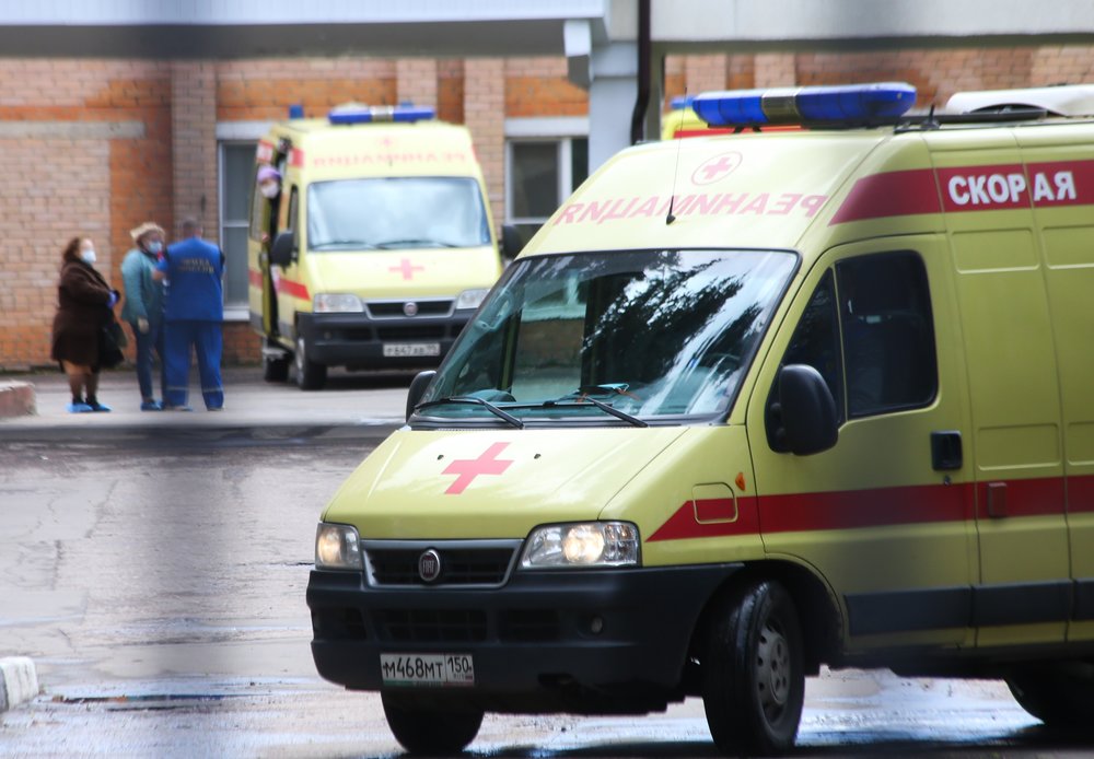 Врач выпал из окна больницы в Воронежской области