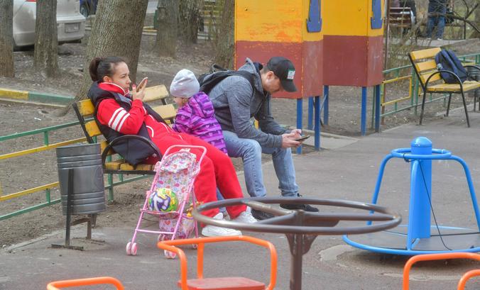 Гуляли с детьми на площадках / Агентство городских новостей «Москва»