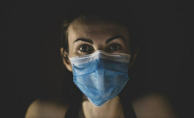 Даже у специалистов нет единого мнения относительно способности медицинских масок задерживать заразу / pixabay.com