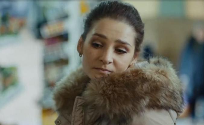 Актриса Глафира Тарханова в роли Оли в сериале «У причала» / Кадр из сериала «У причала»