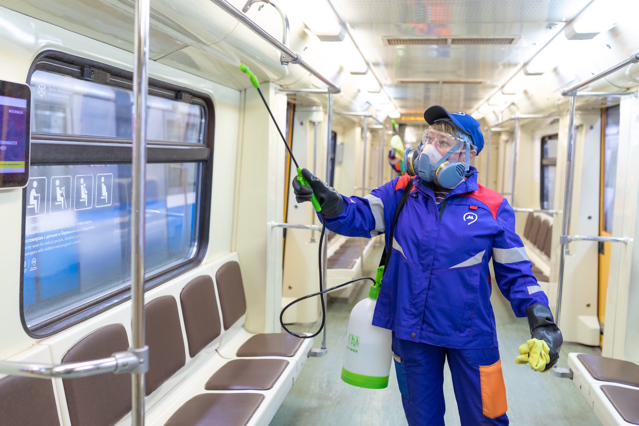 Более 4 тысяч человек проводят ежедневную дезинфекцию в столичном метро