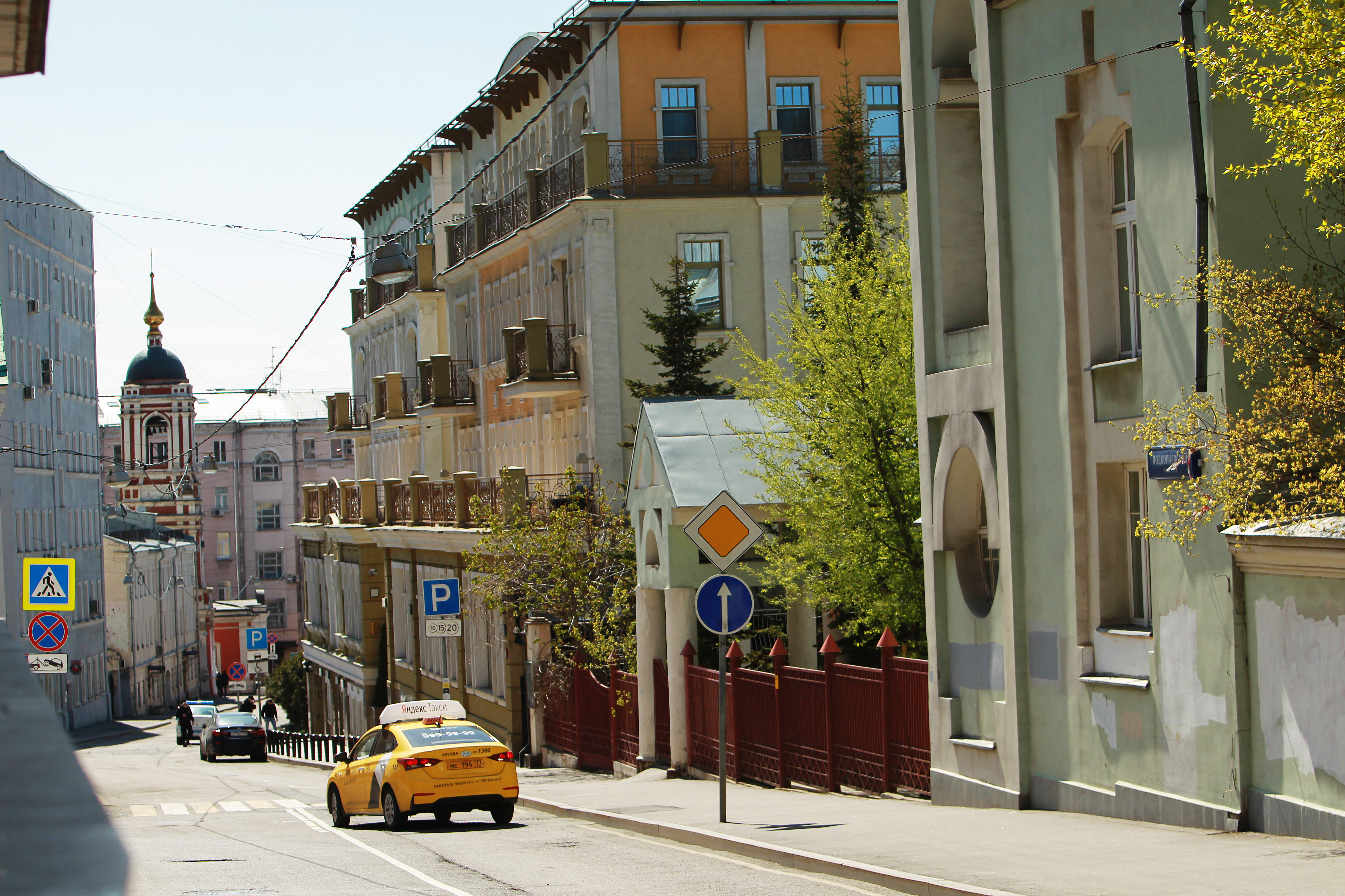 дорога в городе. улица кузнецкий мост двор. никольская улица пешеходные улицы москвы. крестовоздвиженский переулок москва. реконструкция улицы рождественка.