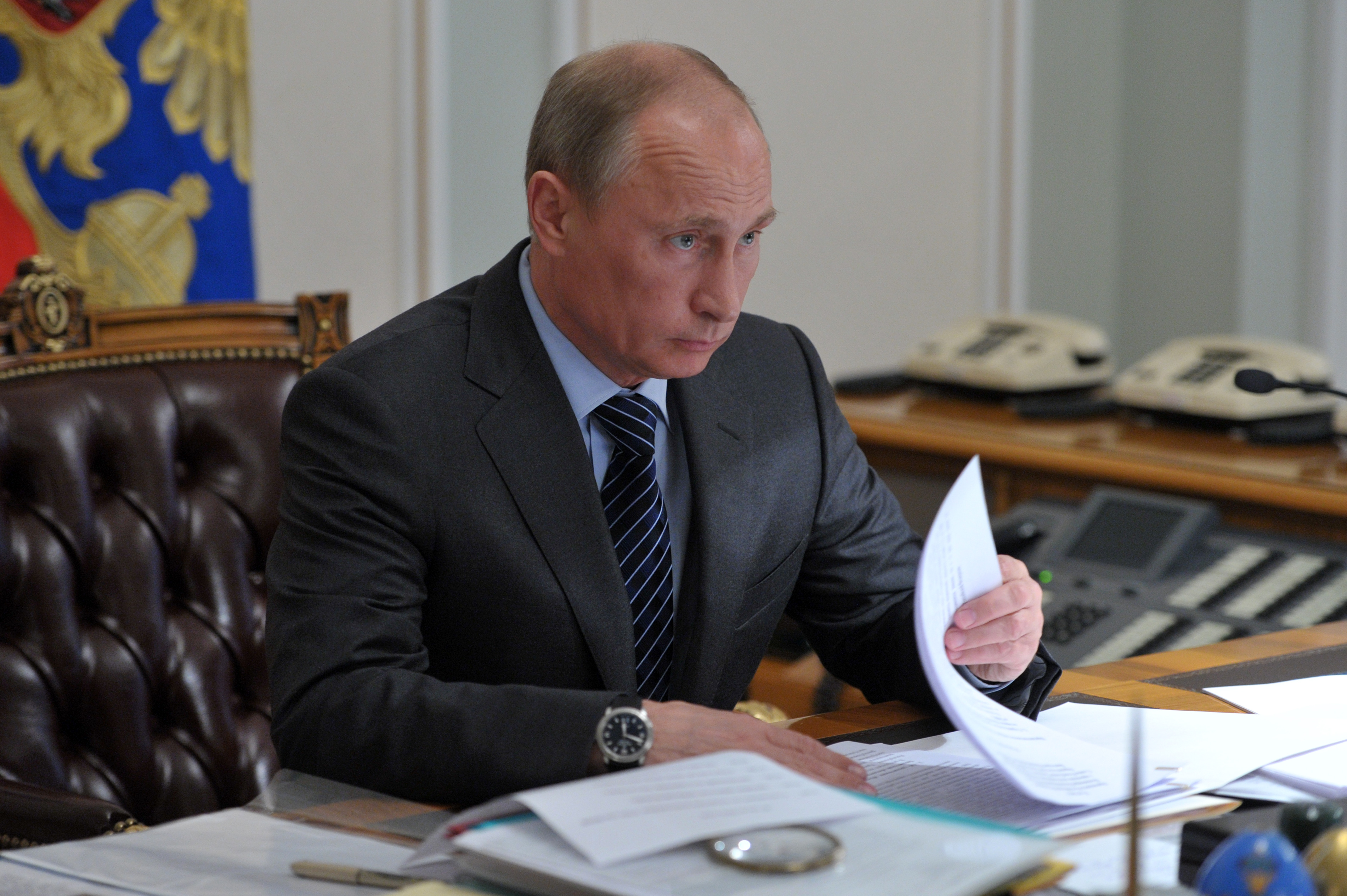 Путин поручил регионам до 20 мая обеспечить условия возобновления работы предприятий