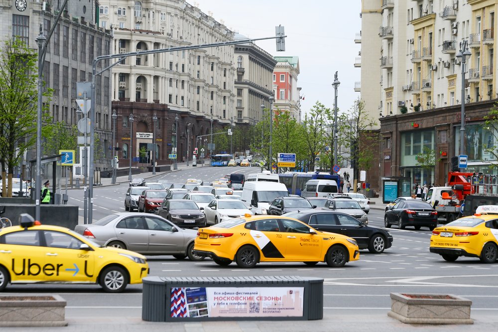 Такси премиум-класса возобновили работу в Москве