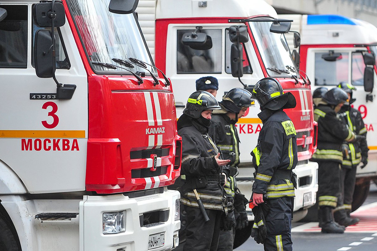 Пожар произошел в здании на юго-западе Москвы