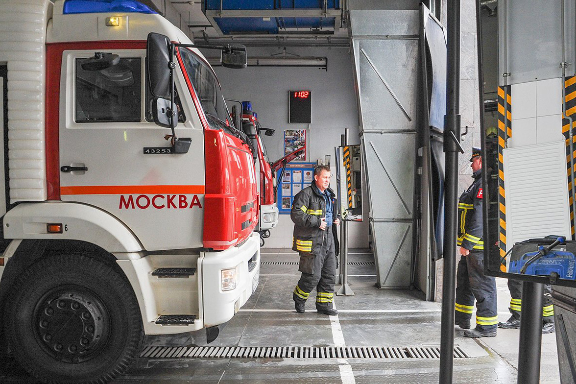 Двух человек передали медикам после пожара на северо-востоке Москвы