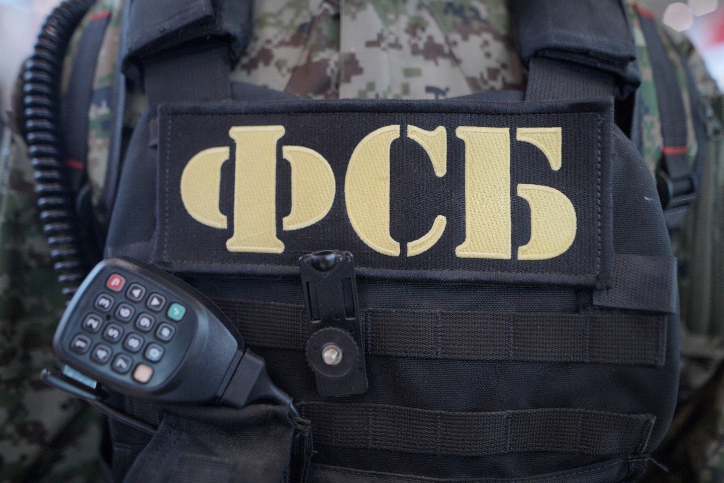 ФСБ пресекла деятельность канала вербовки боевиков ИГ* в трех регионах РФ