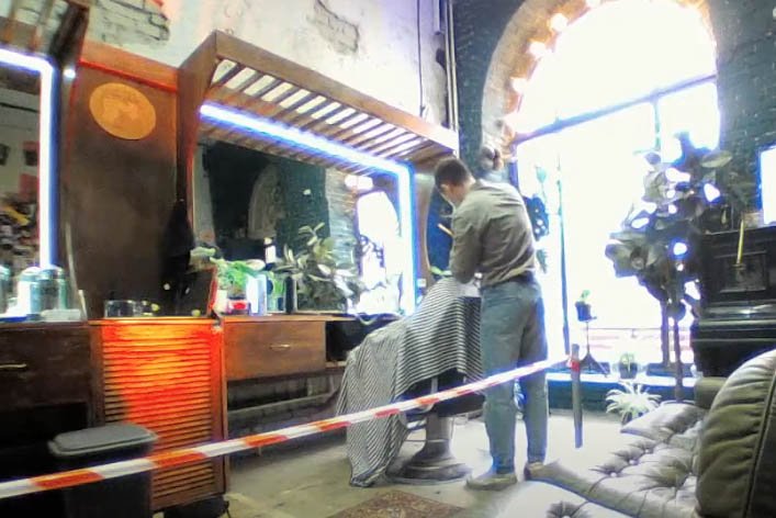 Парикмахер в Костроме за 48 часов без перерыва подстриг около 90 клиентов