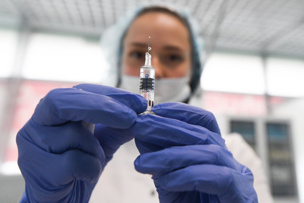 Названо количество доз вакцины для создания иммунитета от коронавируса в России