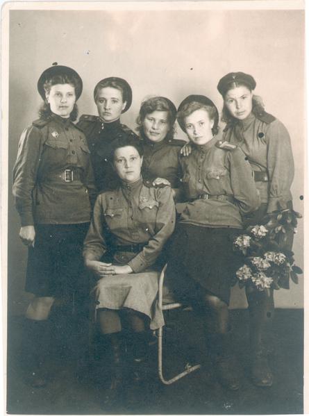 Анна Белова (вторая справа) / Из личного архива