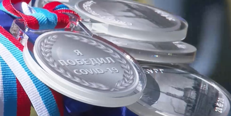 Пациентам, победившим коронавирус, вручили медали в Санкт-Петербурге