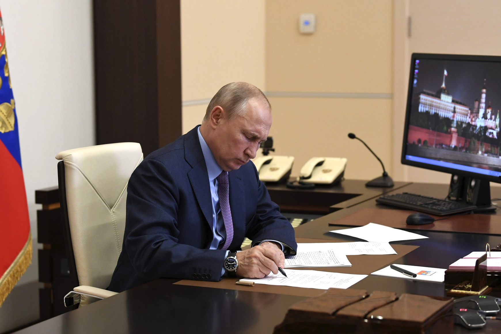Путин подписал указ о награждении ряда российских врачей