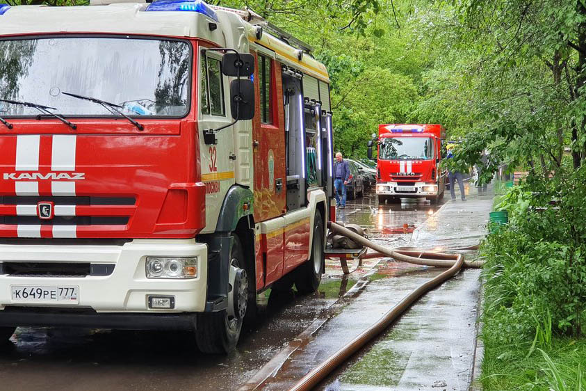 Металлический ангар загорелся на юго-востоке Москвы