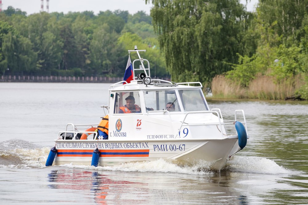 Спасатели вытащили из пруда ребенка на востоке Москвы