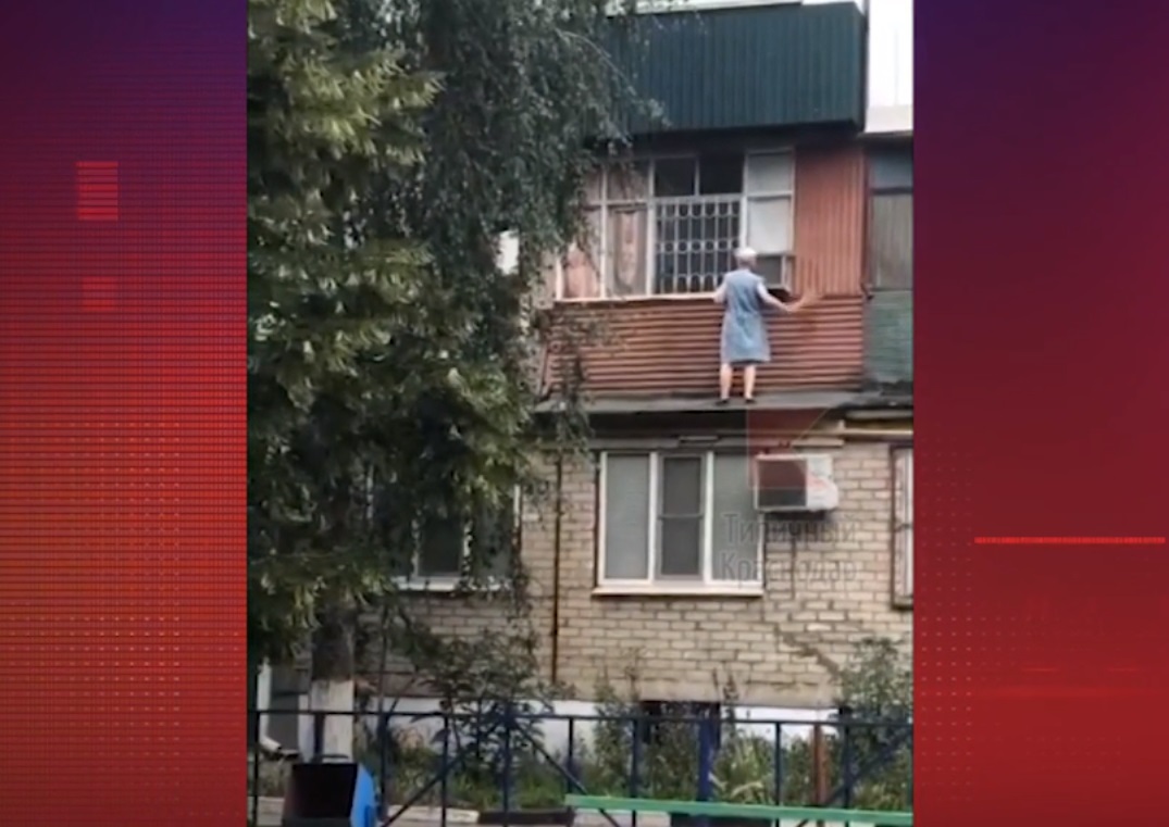 Бабушку-экстремалку сняли на видео во время уборки на карнизе балкона