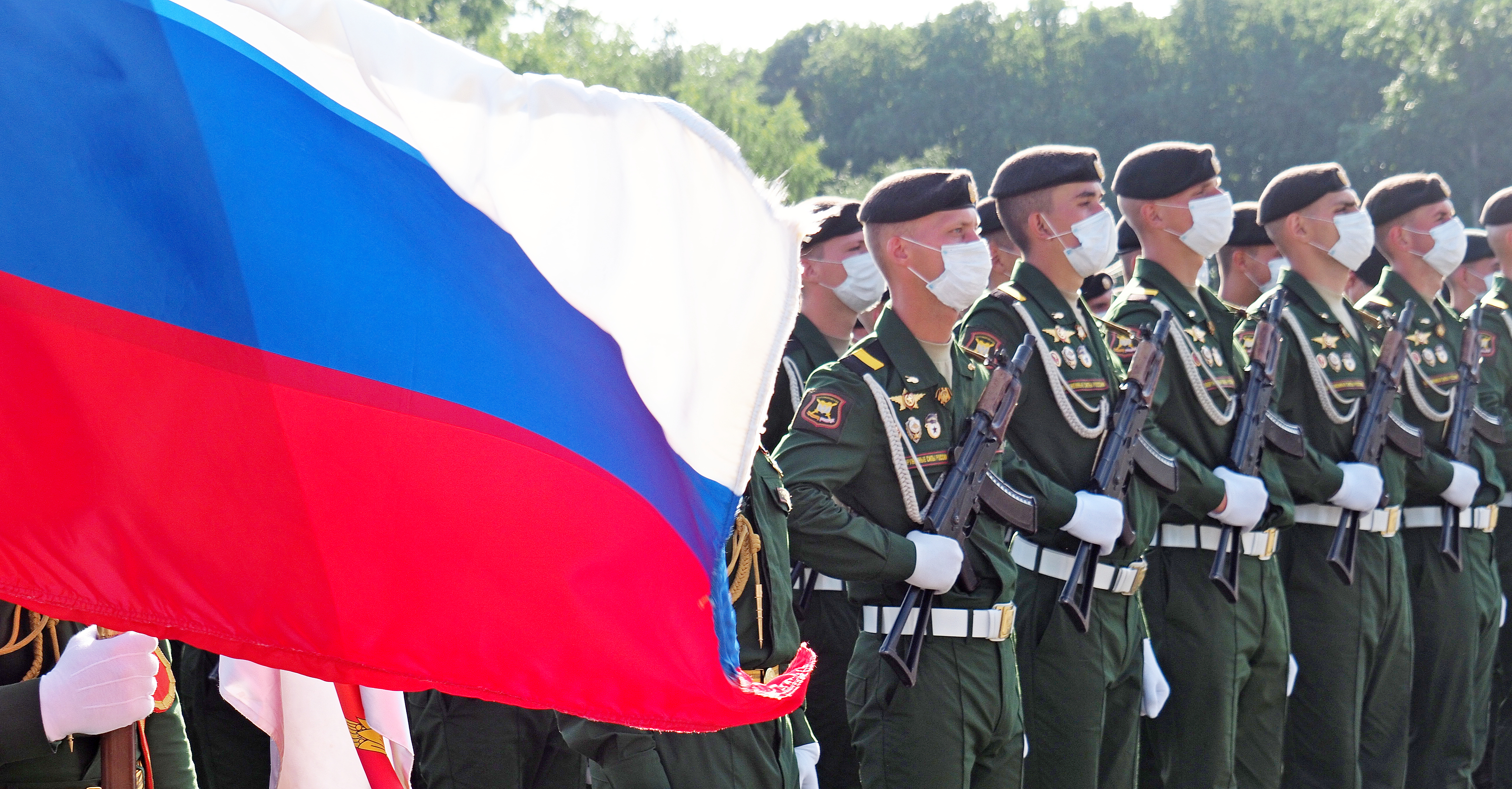 Зарождение доброй традиции:  бойцы Кантемировской танковой дивизии провели парад для ветерана