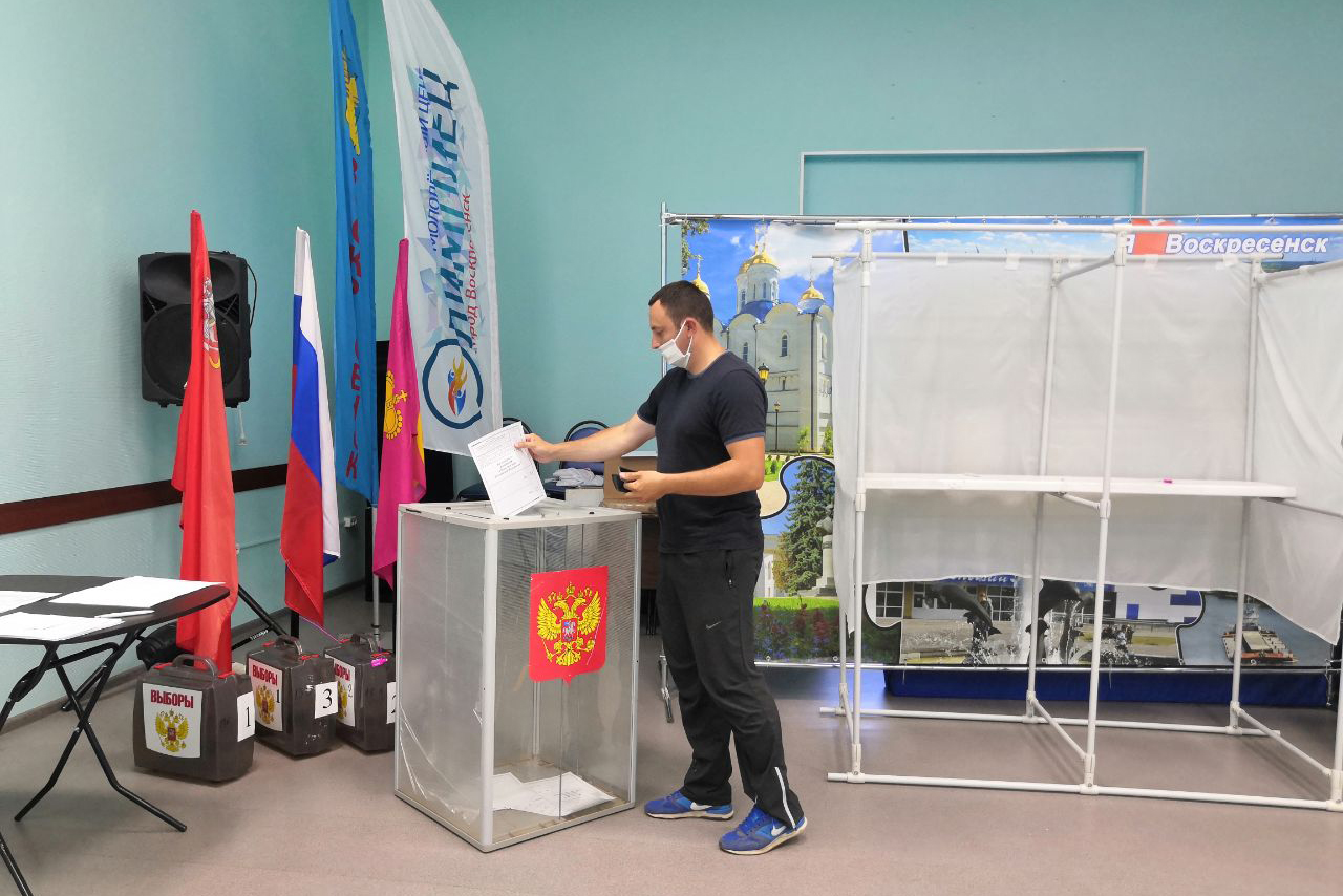 Свыше 10 млн россиян проголосовали по Конституции в первый день
