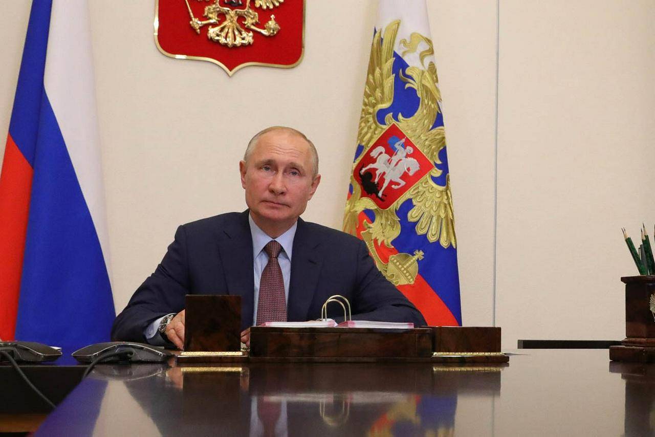 Путин поручил продлить доплаты медработникам на два месяца
