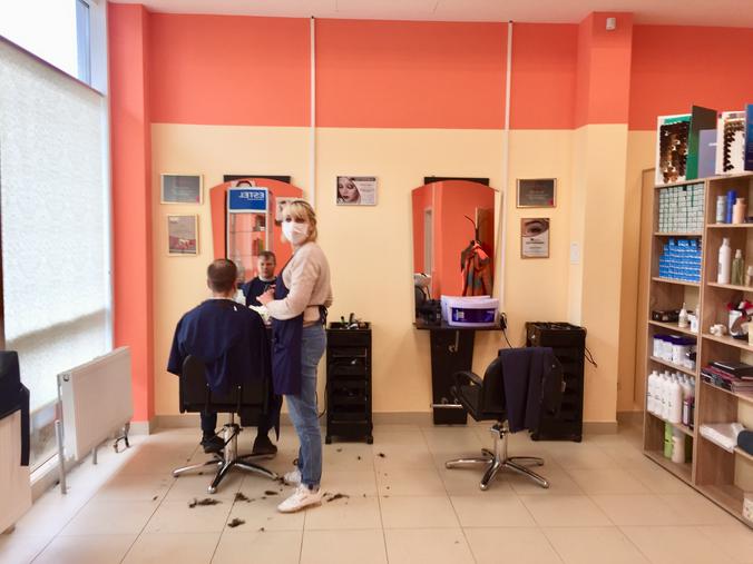 В некоторых салонах работает только один мастер / Рафаэль Залян, «Вечерняя Москва»