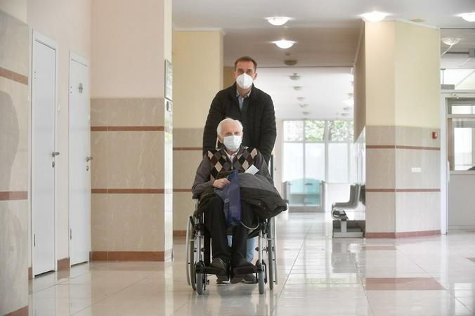 Выписка 100-летнего пациента из Университетской клинической больницы № 2 Сеченовского университета в Москве / Сергей Киселев / АГН «Москва»