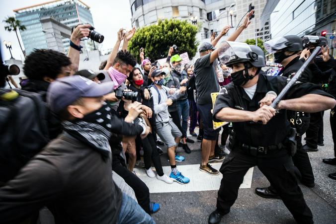 Беспорядки в США начались после гибели темнокожего Джорджа Флойда от рук полицейского / TASS / EPA / ETIENNE LAURENT