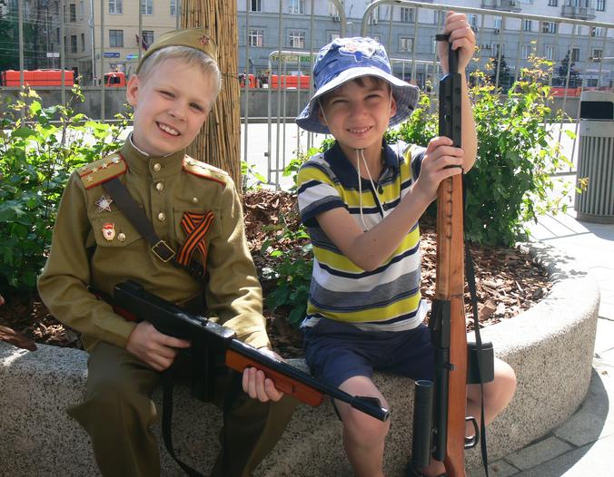 Многодетный папа Кирилл Александров привел на праздник сыновей / Олег Сыров, «Вечерняя Москва»