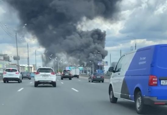 Крупный пожар произошел в ангаре с покрышками в Красногорске