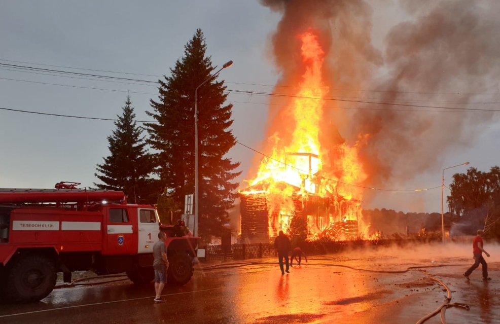 Старинная деревянная церковь сгорела в Томской области