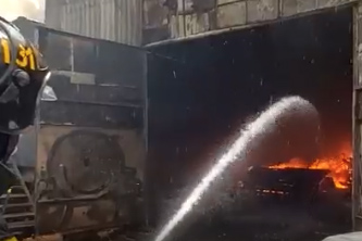 Пожар в металлическом здании на западе Москвы полностью потушили