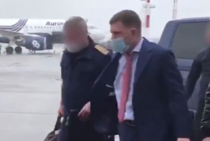 СК показал отправление Сергея Фургала в Москву на допрос