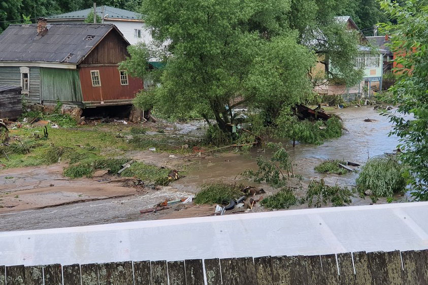 «Дома уплыли, бани рухнули»: жители подмосковной Рузы рассказали о потопе