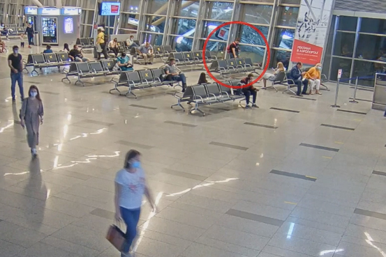 Пассажир рейса Москва — Тюмень украл в аэропорту Внуково почти сто тысяч рублей