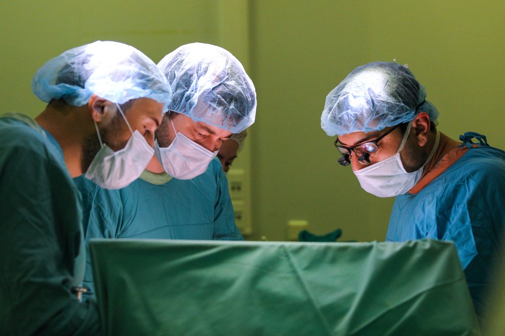 Столичные хирурги удалили девушке выросшую во время комы кость