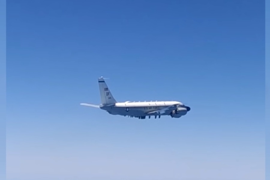 Минобороны показало видео сопровождения военного самолета-разведчика ВВС США 