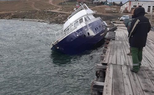 Топливо с пострадавшего из-за шторма судна вылилось в озеро Байкал