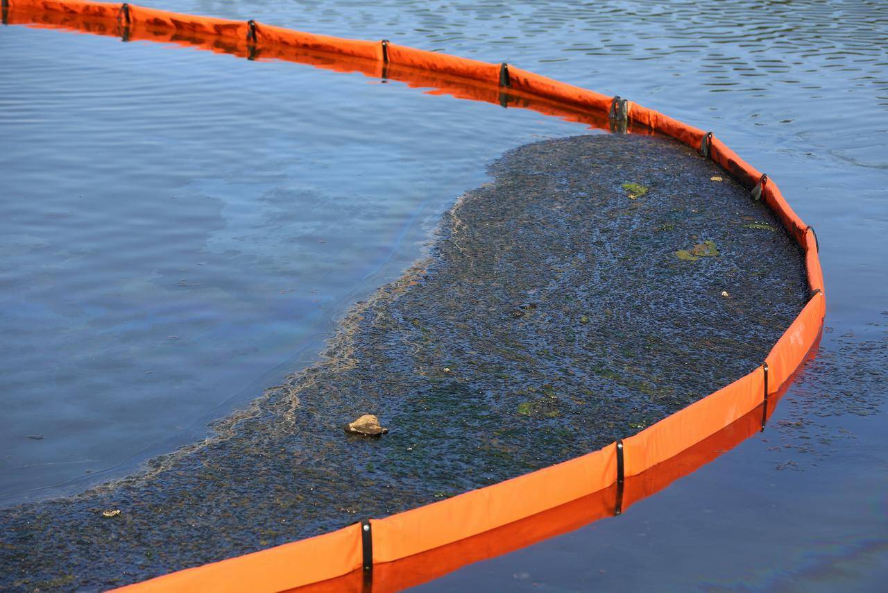 Нефтепродукты загрязнили реку Сайма в Сургуте